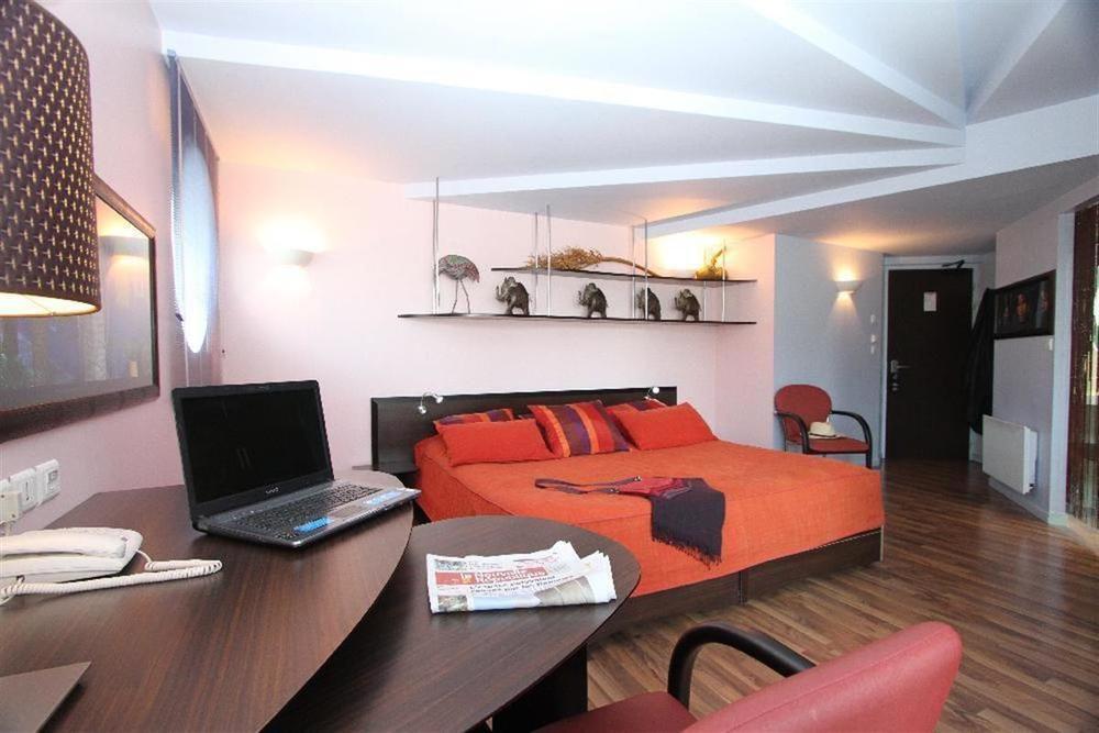 Logis Hotels Le Saint Georges Вандом Экстерьер фото